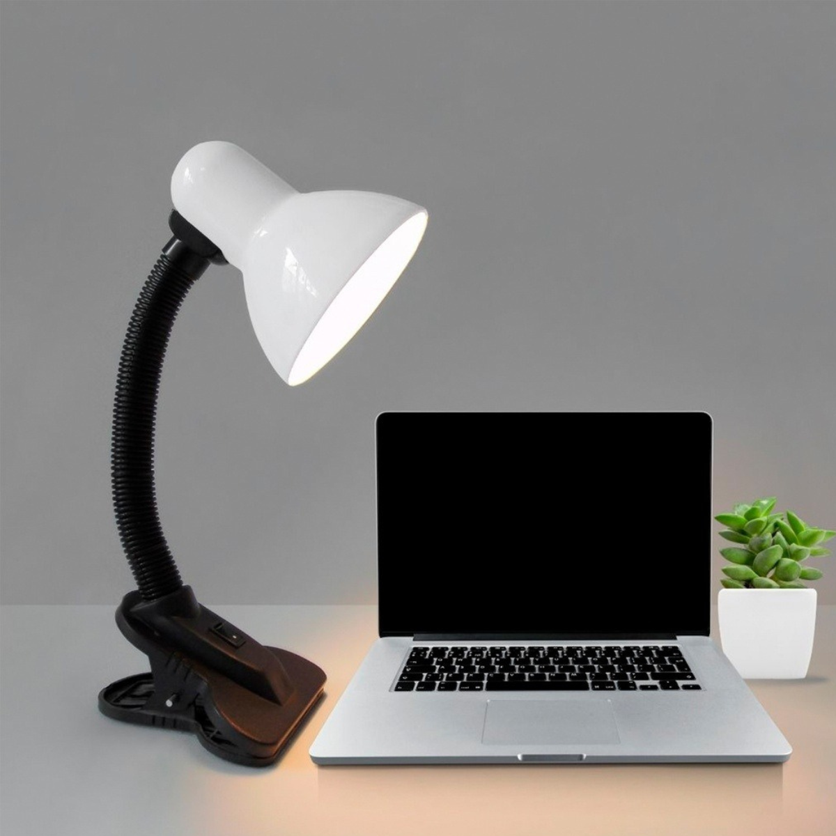 Lámpara de Escritorio: Ilumina tu Espacio de Trabajo con Estilo Una lámpara de escritorio es un elemento esencial para cualquier espacio de trabajo o estudio. Ya sea que necesites luz adicional para trabajar en la computadora, leer o realizar tareas detalladas, elegir la lámpara adecuada puede marcar la diferencia en tu comodidad y productividad. En Onlineshoppingcenterg, ofrecemos una amplia gama de lámparas de escritorio diseñadas para satisfacer todas tus necesidades.  ¿Por qué necesitas una lámpara de escritorio? Tener una lámpara de escritorio no solo mejora la iluminación en tu área de trabajo, sino que también puede ayudar a reducir la fatiga ocular, mejorar la concentración y hacer que tu espacio de trabajo sea más agradable. Aquí te explicamos los principales beneficios de invertir en una buena lámpara para escritorio .  Beneficios de una lámpara de escritorio Mejora la visibilidad: Una lámpara de escritorio LED proporciona una iluminación clara y enfocada, lo que facilita ver detalles finos y realizar tareas con precisión.  Reduce la Fatiga Ocular: Una lámpara de escritorio flexible te permite ajustar el ángulo y la intensidad de la luz, ayudando a evitar la fatiga ocular durante largas horas de estudio o trabajo.  Añade estilo a tu espacio: Las lámparas de escritorio vienen en una variedad de diseños, desde elegantes y modernos hasta clásicos, por lo que puedes elegir una que complemente la decoración de tu oficina o espacio de estudio.